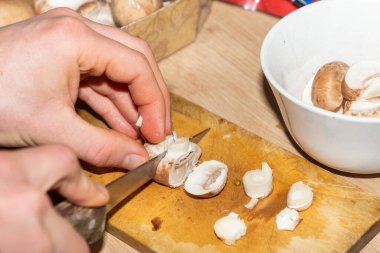 İtalyan usulü hamur mayalı hizmetçi pizzası.