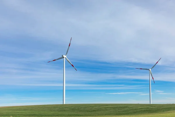 Windgenerator Onder Blauwe Zachte Bewolkte Lucht Bij Koblenz Duitsland — Stockfoto
