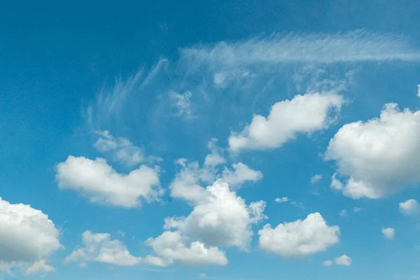 Patrón Cielo Azul Con Suaves Rayas Armónicas Nubes —  Fotos de Stock