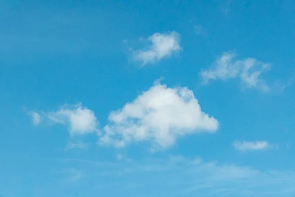 Узор Голубого Неба Мягкими Гармоническими Полосами Облаков — стоковое фото