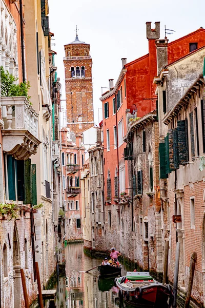 Canal Estrecho Venecia Con Casas Históricas Una Góndola Venecia Italia — Foto de Stock