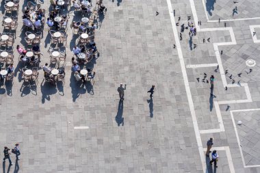 Venedik, İtalya - 11 Nisan 2007: San Marco meydanındaki turistler büyük güvercin sürülerini besliyor. San Marco Meydanı Venedik 'in en büyük ve en ünlü meydanıdır..