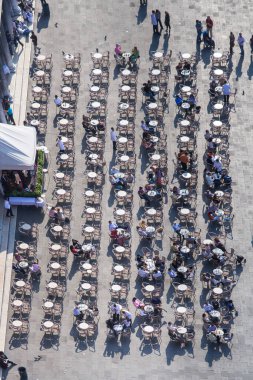 Venedik, İtalya - 11 Nisan 2007: San Marco meydanındaki turistler büyük güvercin sürülerini besliyor. San Marco Meydanı Venedik 'in en büyük ve en ünlü meydanıdır..