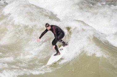 Münih, Almanya - 7 Nisan 2009: İnsanlar Münih 'te sezon açılışı için Isar' da sörf yapıyor. Isar 'da sörf yapmak ve izlemek ünlü bir turistik cazibedir..