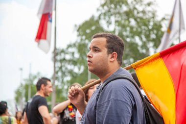 Koenigstein, Almanya - 3 Temmuz 2010: insanlar Almanya 'nın Koenigstein kentinde Alman futbol takımını kutluyorlar. Almanya Arjantin 'i dünya şampiyonasında 4: 0 yendi..