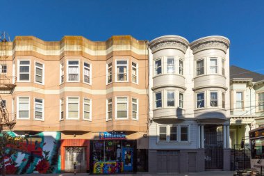 San Francisco, ABD - 13 Mart 2019: San Francisco şehir merkezindeki Cole caddesinde tipik eski evler ve sokak sahneleri.