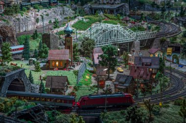 Frankfurt, Almanya - 11 Mart 2021: Geceleri muhteşem Avrupa model demiryolu manzarasının ayrıntıları.