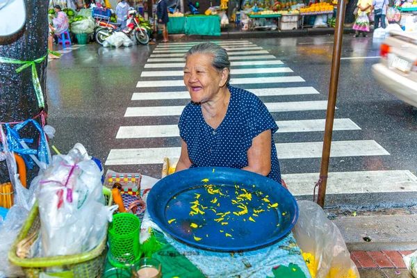 Bangkok Thailand Mei 2009 Senior Vrouw Verkoopt Oranje Heilige Bloemen — Stockfoto