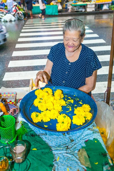 Bangkok Tajlandia Maja 2009 Seniorka Sprzedaje Pomarańczowe Święte Kwiaty Miejscowej — Zdjęcie stockowe