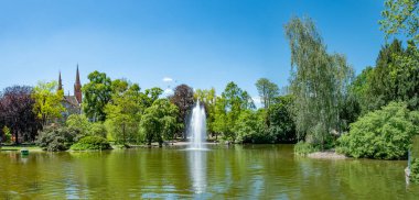 Almanya 'nın Wiesbaden kentinde Kürperk (Spa Park) yaz manzarası