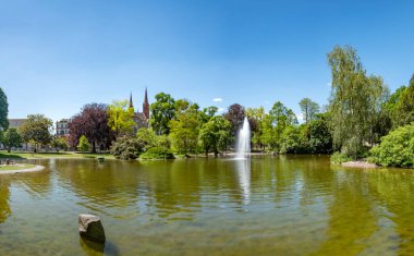 Almanya 'nın Wiesbaden kentinde Kürperk (Spa Park) yaz manzarası