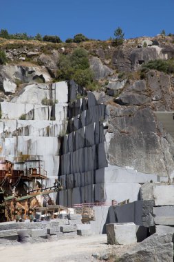 Beyaz mermer üretim oin Monchique, Portekiz