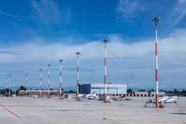 Venedik, İtalya - 1 Temmuz 2021: Venedik Havaalanı Marco Polo 'daki turistlere uçak park etmek için önlük pozisyonu.