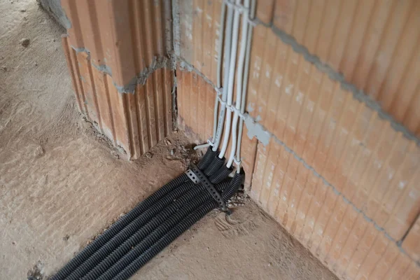 德国用红色空心石材在建筑工地进行电气安装的电缆渠道 — 图库照片