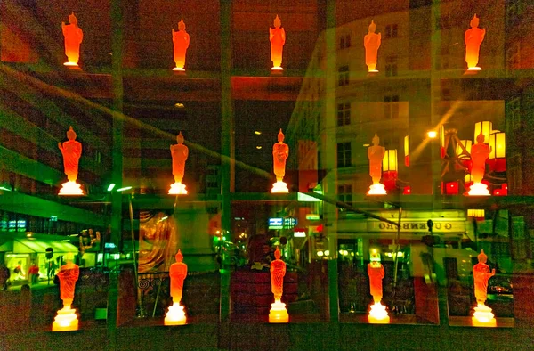 Вена Австрия Декабря 2009 Красочная Статуя Будды Магазине Отражением Уличного — стоковое фото