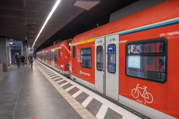 ドイツのフランクフルト 2022年12月2日 鉄道駅からフランクフルトのスカイラインを表示します ドイツのフランクフルト中央駅の地下鉄は — ストック写真