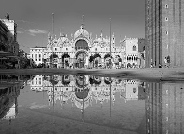 Venedik, İtalya - 2 Temmuz 2021: Venedik 'teki San Marco Katedrali' nin yansıması