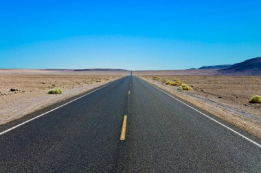 Ölüm Vadisi yönünde badwater mojave çöl sıcağında yılında Interstate 187 üzerinde sürüş
