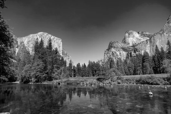 Merced River Famous Rock Captain Yosemite Valley Summer Day — Stock Photo, Image