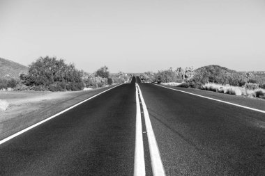 sarı çizgiler ile günbatımı boş otoyol yasak sollama göstermek için