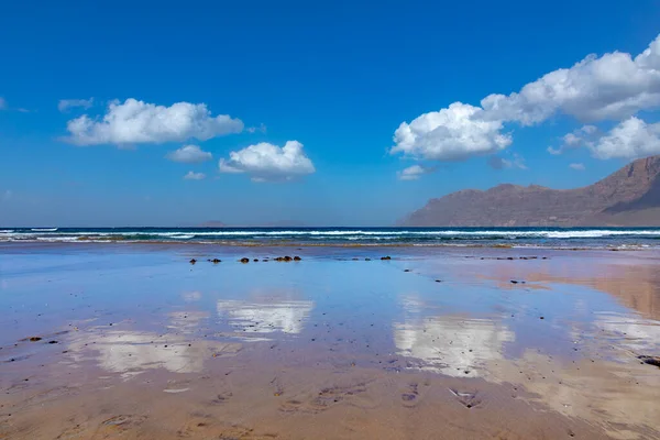 Scenic Sandy Beach Famara Lanzarote Reflection Water Clouds — Stock Photo, Image