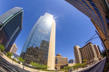 Phoenix, ABD - 14 Haziran 2012: Phoenix 'teki merkez bulvardaki gökdelenlerin perspektifi. Central Avenue, Phoenix 'te bulunan hemen hemen her mimari kullanımı ve tarzı temsil eder..