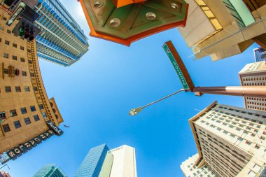 Phoenix, ABD - 14 Haziran 2012: Phoenix 'teki merkez bulvardaki gökdelenlerin perspektifi. Central Avenue, Phoenix 'te bulunan hemen hemen her mimari kullanımı ve tarzı temsil eder..