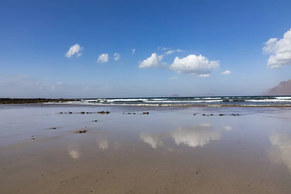 Scenic Sandy Beach Famara Lanzarote Reflection Water Clouds — Stock Photo, Image