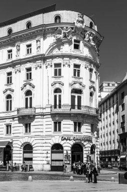 VIENNA, AUSTRIA - APR 24, 2015: Viyana, Avusturya 'daki ünlü cafe Griensteidl. 1847 'de kurulan Griensteidl, genç Viyana sanatçılarının 1990' da yeniden açılan bir buluşma noktasıydı..