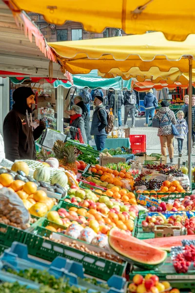Wiesbaden Germany February 2023 Farmers Sell Fresh Vegetables Fruits Farmers — Stock Photo, Image