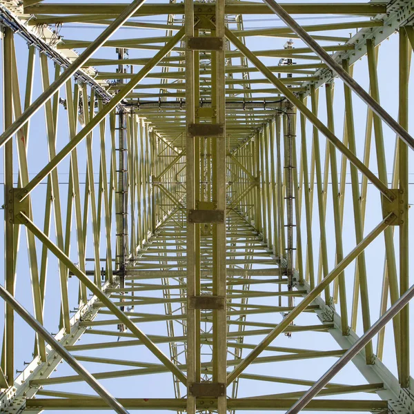 Λεπτομέρεια Του Πυλώνα Ηλεκτρικής Ενέργειας Κάτω Από Τον Καταγάλανο Ουρανό — Φωτογραφία Αρχείου