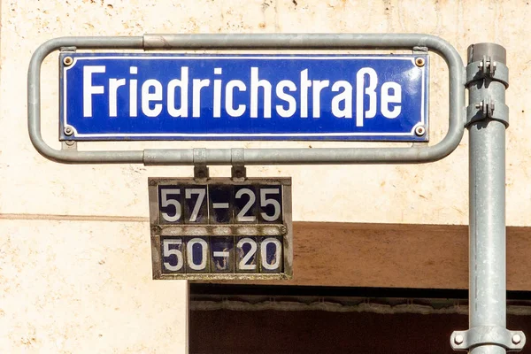 Old Enamel Street Name Sign Friedrichstrasse Engl Frederic Street Wiesbaden — стоковое фото