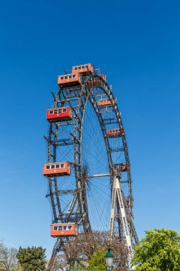 Prater 'daki Wiener Riesenrad' ın parkın dışından görünüşü. Büyük tekerlek İngiliz mühendis Walter Bassett tarafından 1897 yılında inşa edildi.