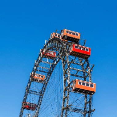 Prater 'daki Wiener Riesenrad' ın parkın dışından görünüşü. Büyük tekerlek İngiliz mühendis Walter Bassett tarafından 1897 yılında inşa edildi.