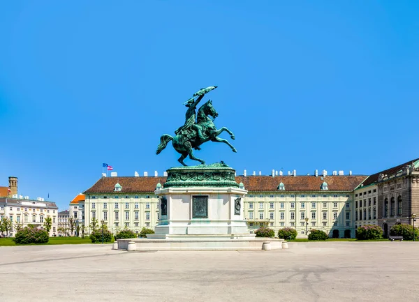 Widok Heldenplatz Przestrzeń Publiczna Jeździecką Rzeźbą Arcyksięcia Karola Austrii — Zdjęcie stockowe