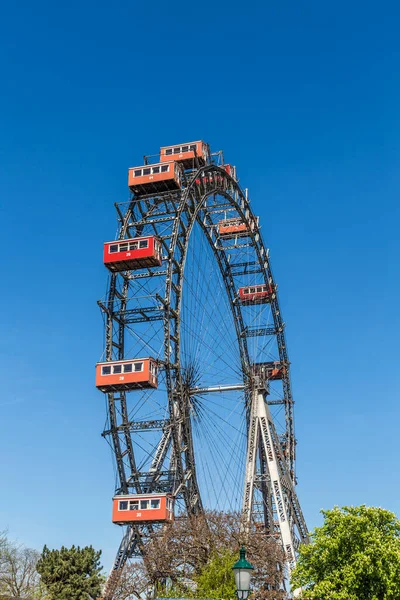 从公园外俯瞰普拉特的维纳 里森拉德 Wiener Riesenrad 大车轮是1897年由英国工程师Walter Bassett建造的 — 图库照片