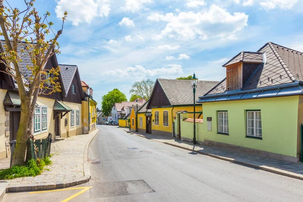 오스트리아 비엔나 마을의 거리가 아침에 밝았다 제철소 마을이다 — 스톡 사진