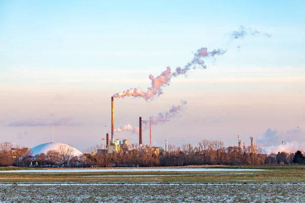 Ipari Komplexum Frankfurtban Késő Este Mezőkkel Füstölgő Kéményekkel Télen — Stock Fotó