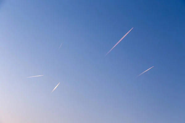 Πολλές Αντιθέσεις Των Αεροσκαφών Στον Ήλιο Νωρίς Πρωί Στον Ουρανό — Φωτογραφία Αρχείου