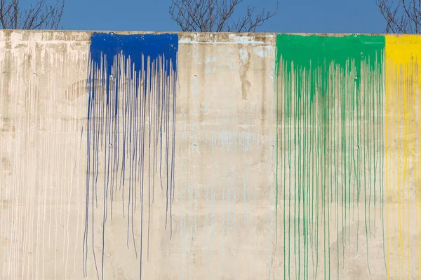 コンクリートの壁に流れる色のパターンは — ストック写真