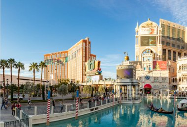 Las Vegas, ABD - 9 Mart 2019: Turistler Las Vegas, ABD 'deki Venedik Otel ve Kumarhanesinde gondolun keyfini çıkarıyorlar.