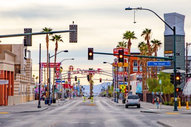 Las Vegas, ABD - 10 Mart 2019 sabah manzarası Las Vegas 'ta Fremont Caddesi ile 7. caddeyi insan olmadan geçişi.