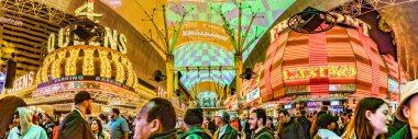 Las Vegas, ABD - 9 Mart 2019: Las Vegas şehir merkezinde birçok neon ışığı ve turist ile Fremont Caddesi. 1925 'te Las Vegas' taki ilk asfalt sokaktı..