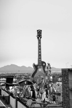 Las Vegas, ABD - 10 Mart 2019: Las Vegas neon müzesinde Gibson gitarında eski hard rock kafe tabelası.