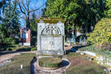 Wiesbaden, Almanya - 27 Şubat 2023: Wiesbaden, Almanya 'daki Kuzey mezarlığının tarihi Hagendorn ve Fusbahn mezar taşı.