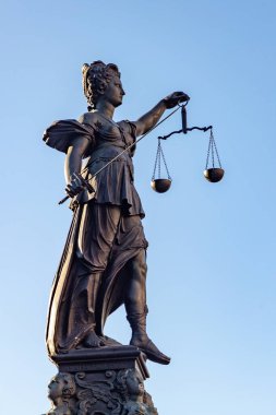 Frankfurt, Almanya - 28 Şubat 2023: Frankfurt, Almanya 'da Adalet Heykeli (Justitia)