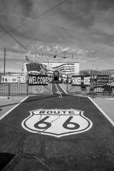 アメリカフラグスタッフ2019年3月9日 ビチューメンフロアで国道66号線のお土産やエンブレムを販売しているお店の風景 — ストック写真