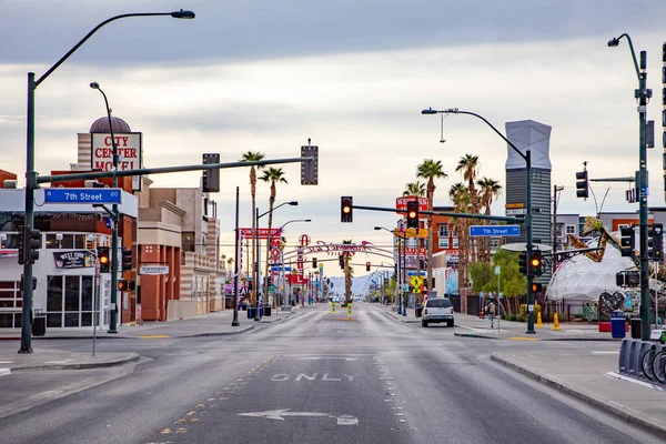 ラスベガス 2019年3月10日 人のいないラスベガスのフリーモント通りで7番街を横断する朝の景色 — ストック写真