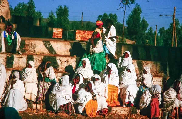 1998年6月24日 埃塞俄比亚Lalibela 人们在Lalibela观看上午的仪式 在那里 牧师在一年一度的Orhodox庆祝活动中展示圣约柜 — 图库照片