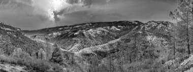 Yosemite Vadisi 'nin güzel manzarası yarım kubbe ve kışın kaptanla